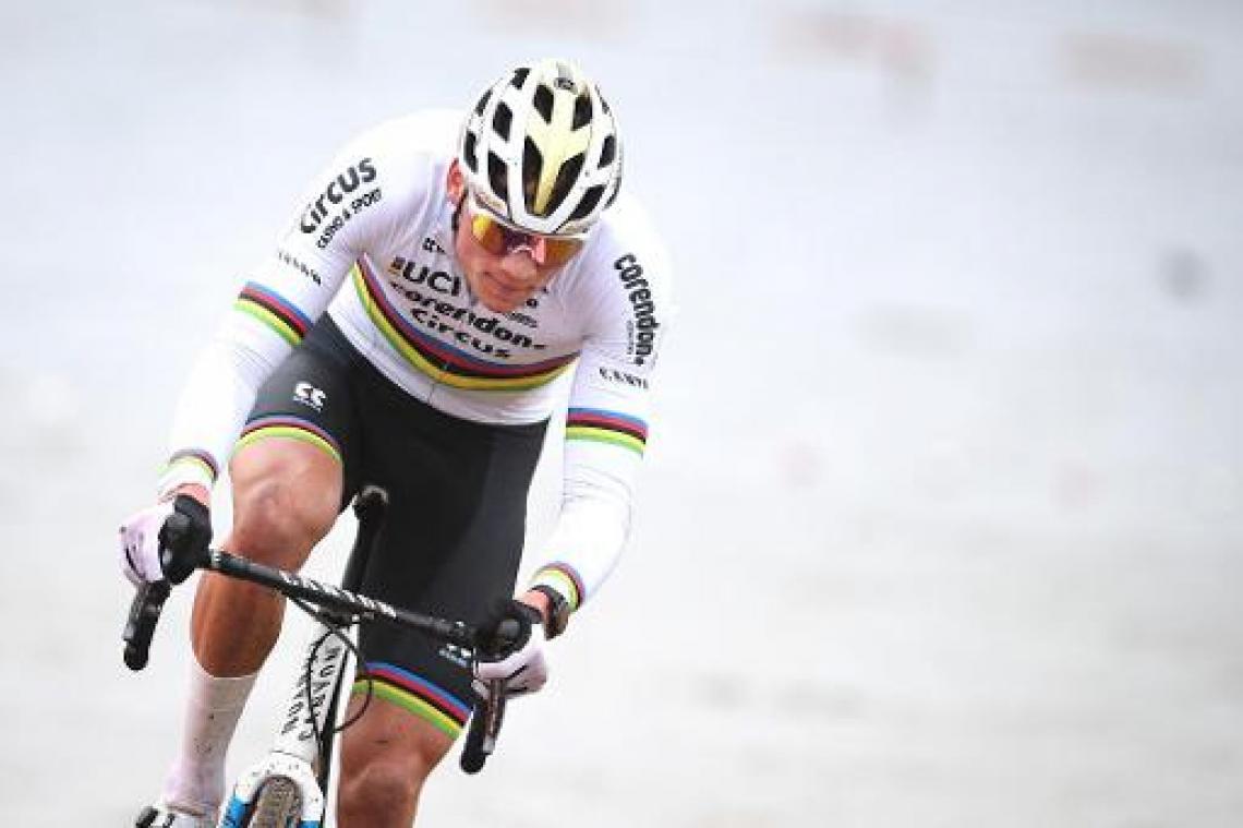 Mathieu van der Poel rondt lange solo af op WB veldrijden
