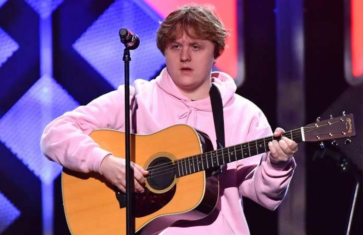 VIDEO. Lewis Capaldi reageert met gesproken bericht op hater die hem lelijk vindt