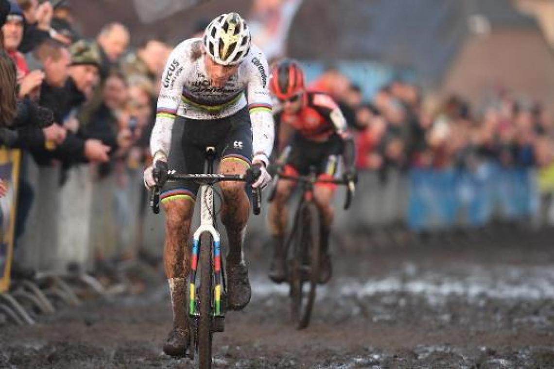 Mathieu van der Poel wint Azencross, Van Aert 5e bij rentree