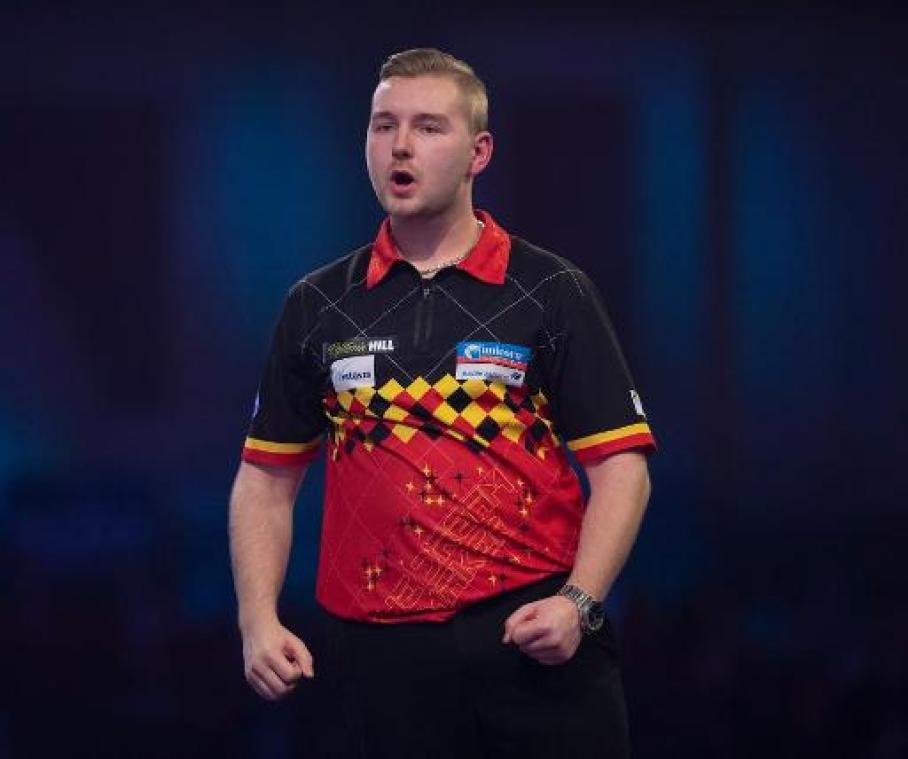 Dimitri Van den Bergh voorbij Adrian Lewis naar kwartfinales PDC WK darts
