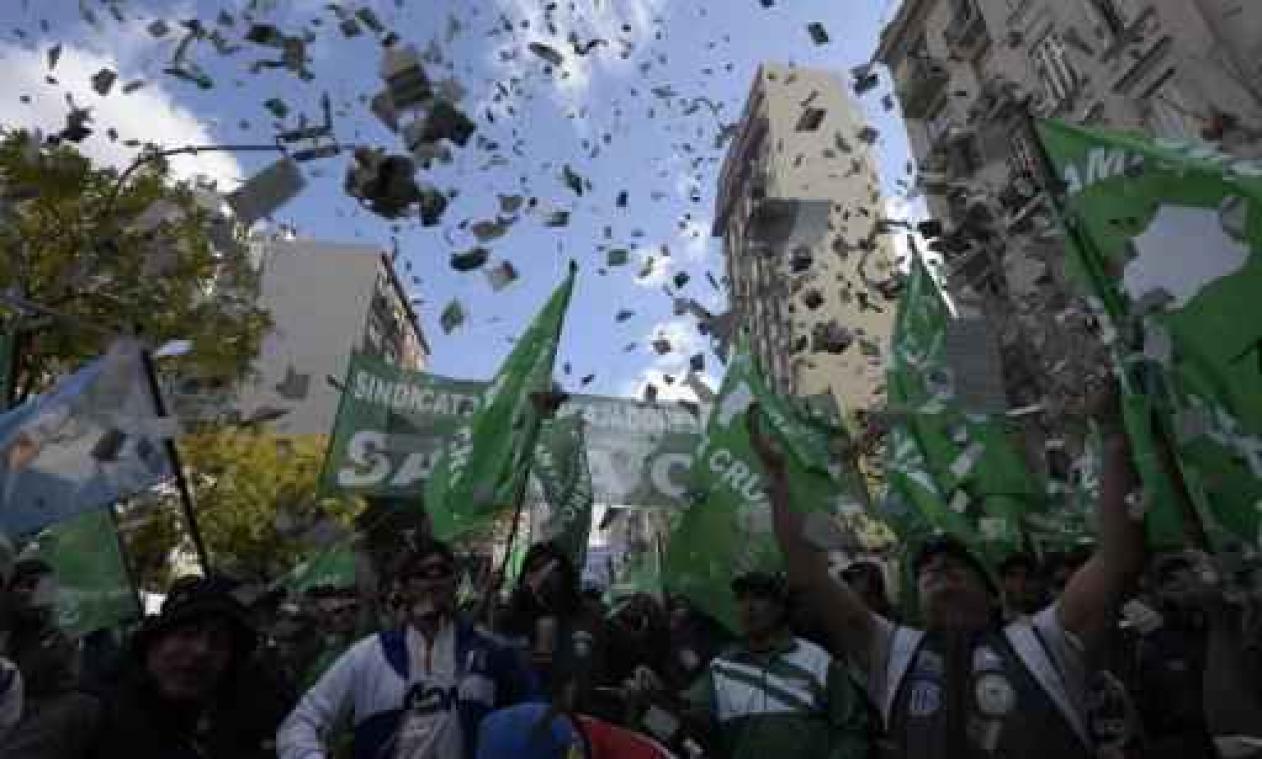 Massaal protest tegen ontslagen en inflatie in Argentinië