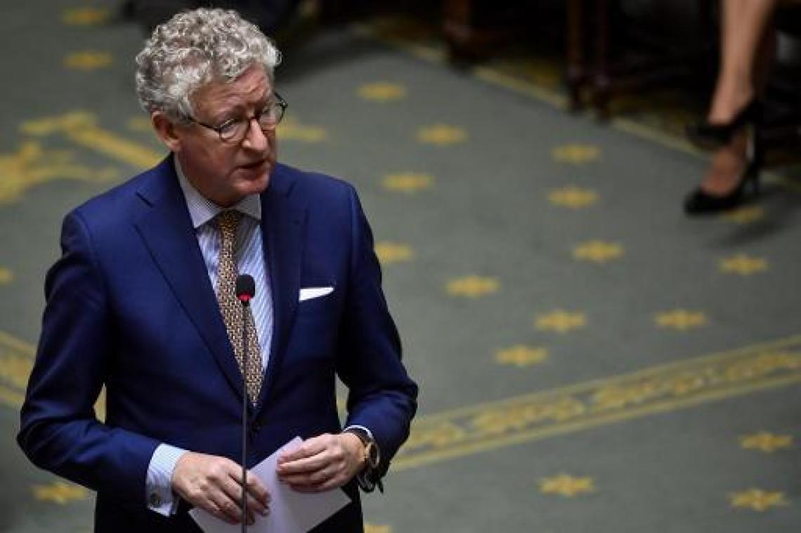 De Crem verbaasd over belofte minister van Defensie voor minder militairen op straat