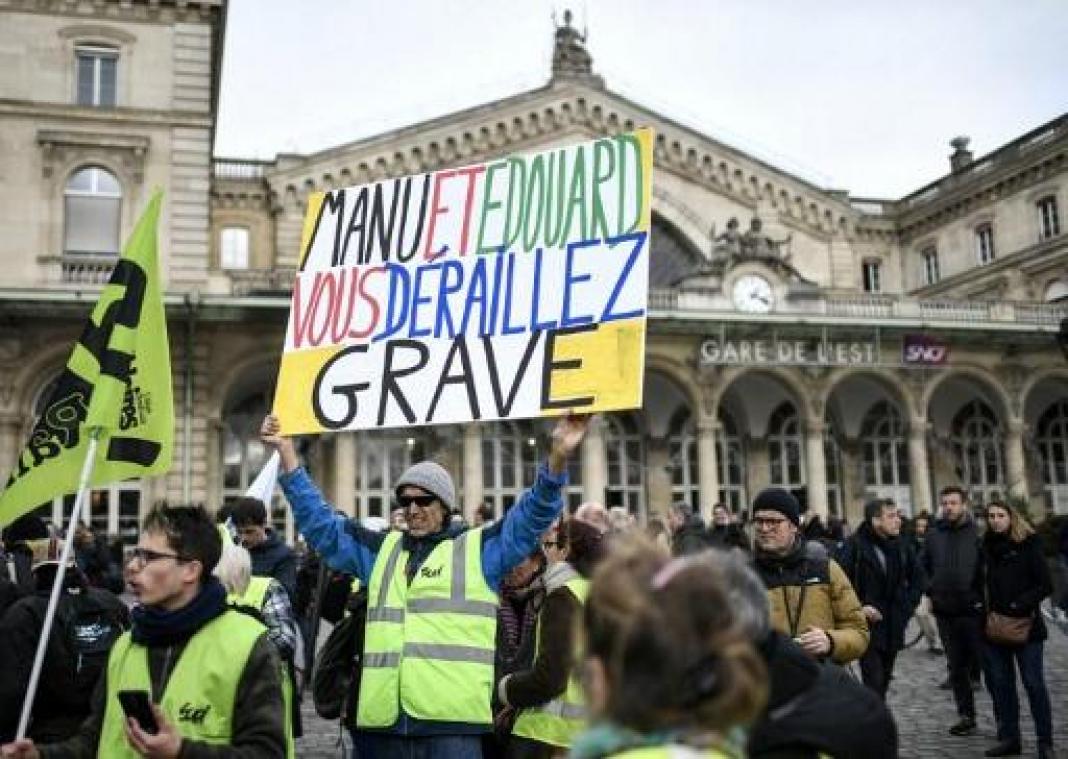 Parijse politie jaagt betogers met traangas weg van Macrons partijhoofdkwartier