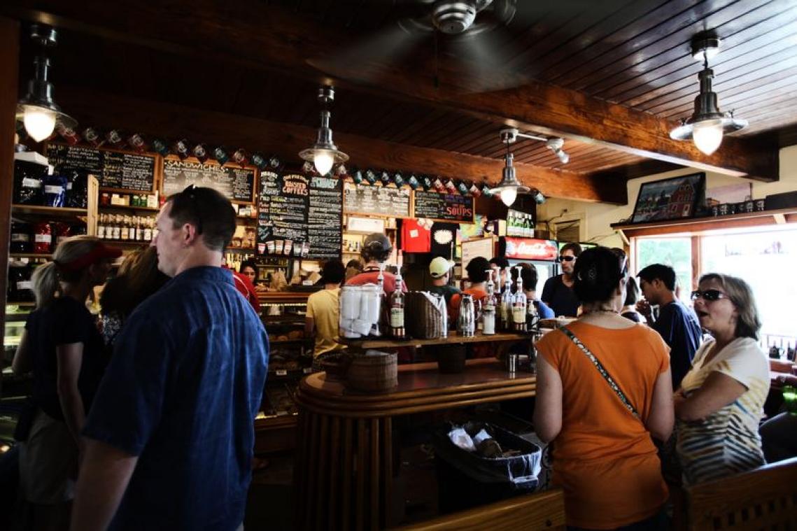 Het wachten beu? Zo word je sneller bediend aan de bar