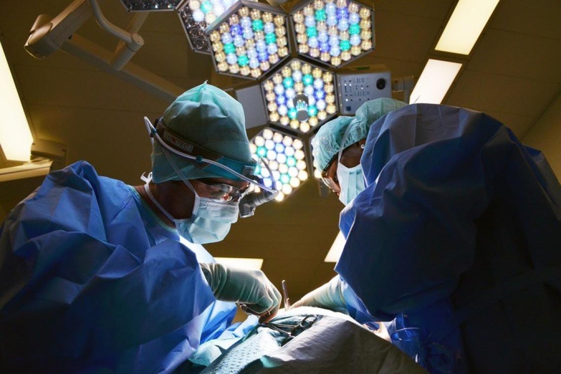 BIZAR. Meer dan 10 centimeter lange 'drakenhoorn' die uit mans rug groeit shockeert dokters