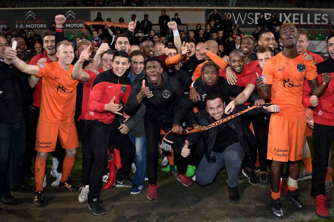 White Star Brussel is kampioen in tweede, rellen op de Bosuil