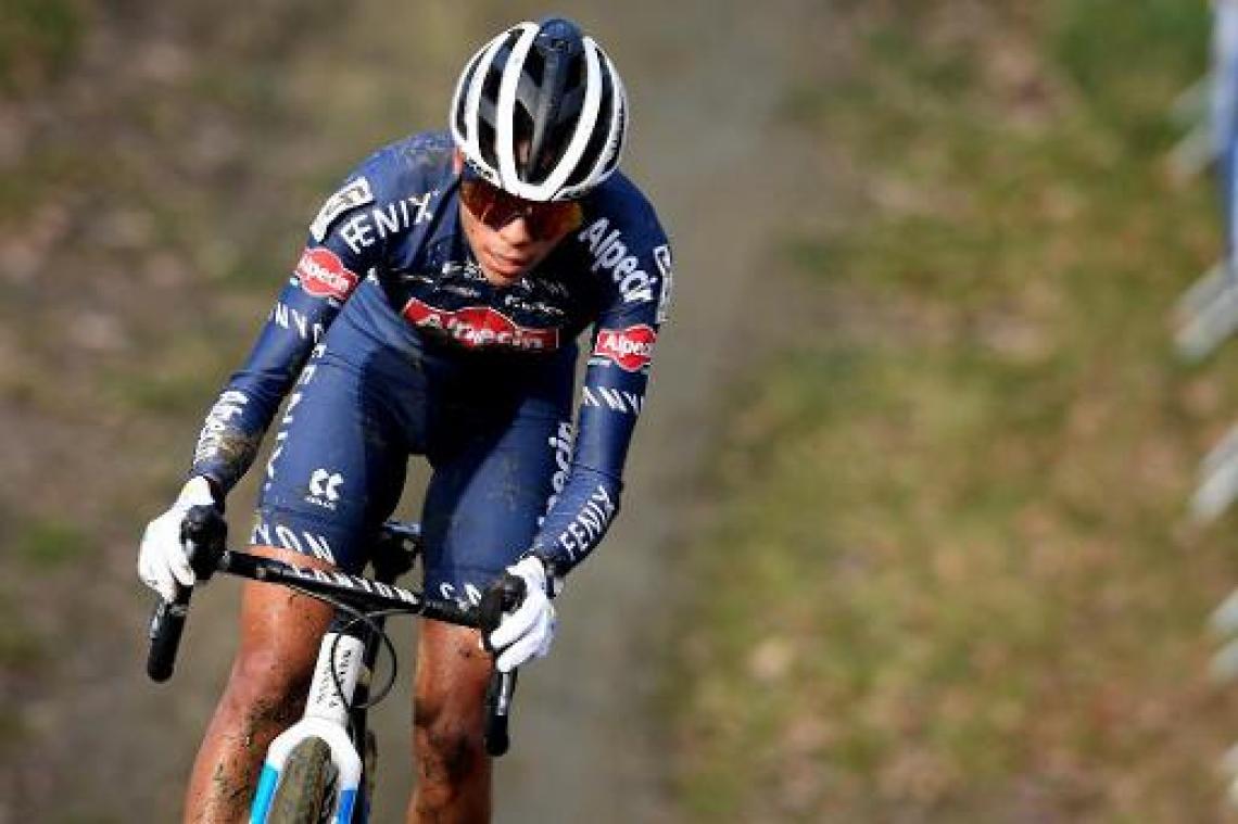 Ceylin del Carmen Alvarado pakt de overwinning in Gullegem
