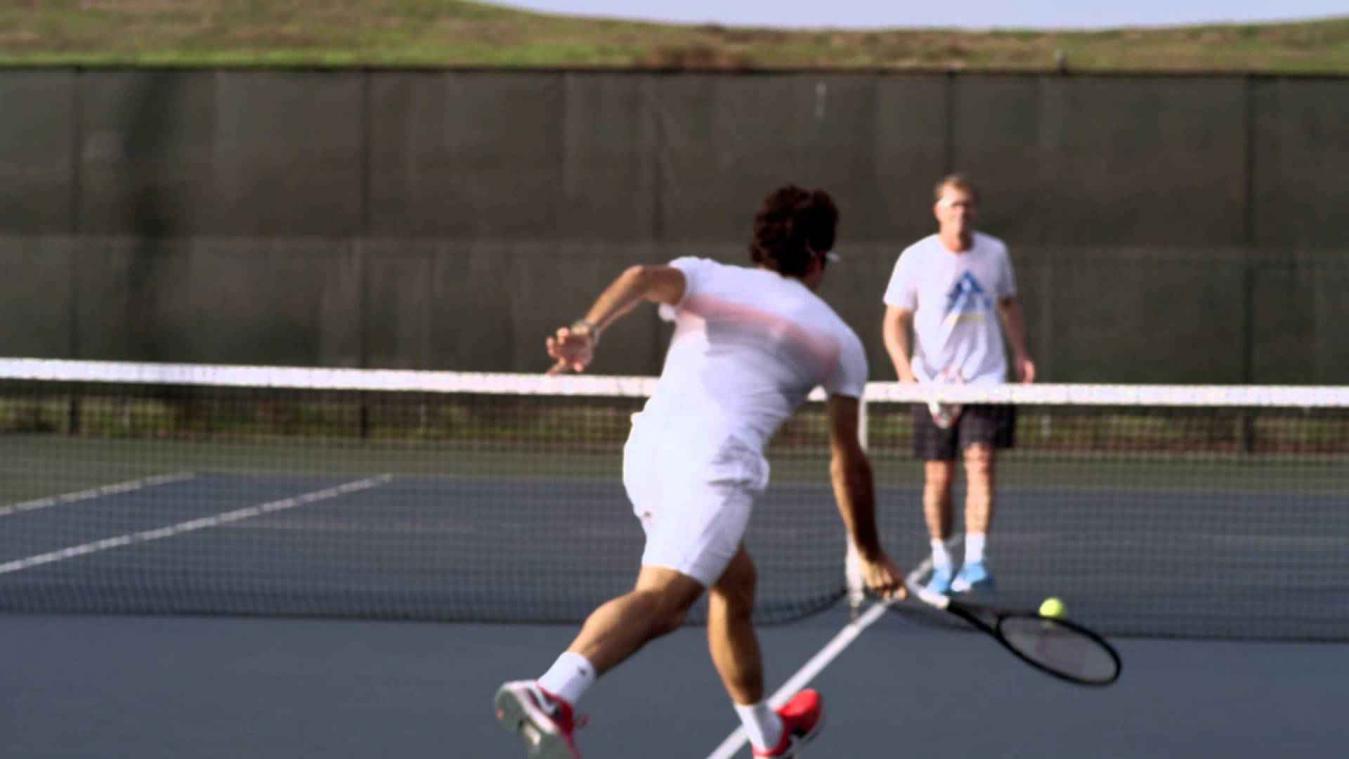 Roger Federer speelt partijtje tennis met Google Glass op