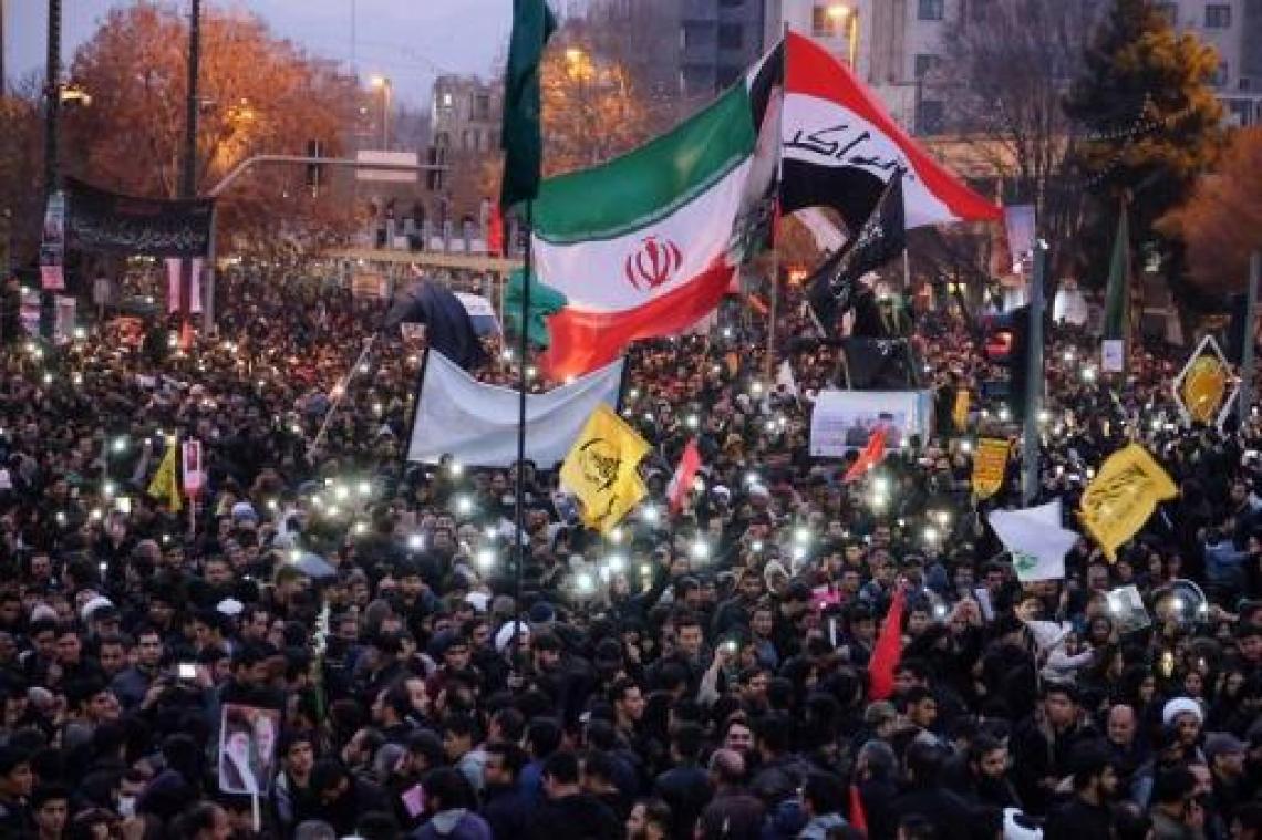 Massa mensen herdenkt Soleimani in centrum van Teheran