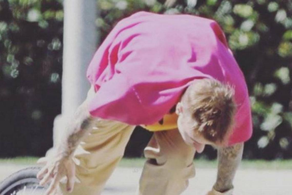 Vallende Justin Bieber maakt meme van zichzelf