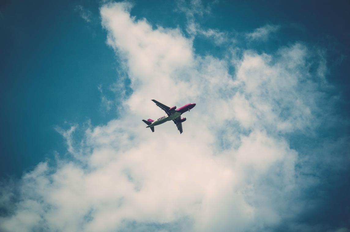 BIZAR. Dronken vrouw tracht medepassagiers in volle vlucht lid te maken van 'mile high club'