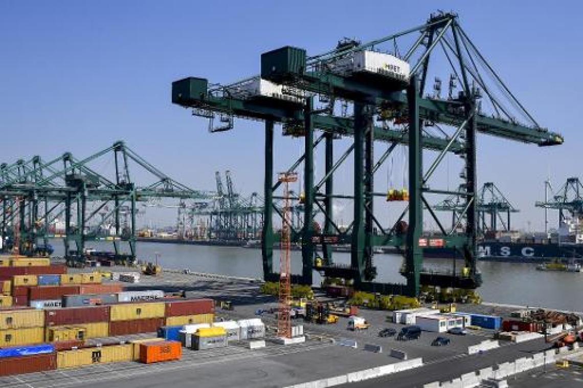 Lekkende container Waaslandhaven gestabiliseerd, koelen gaat nog verder