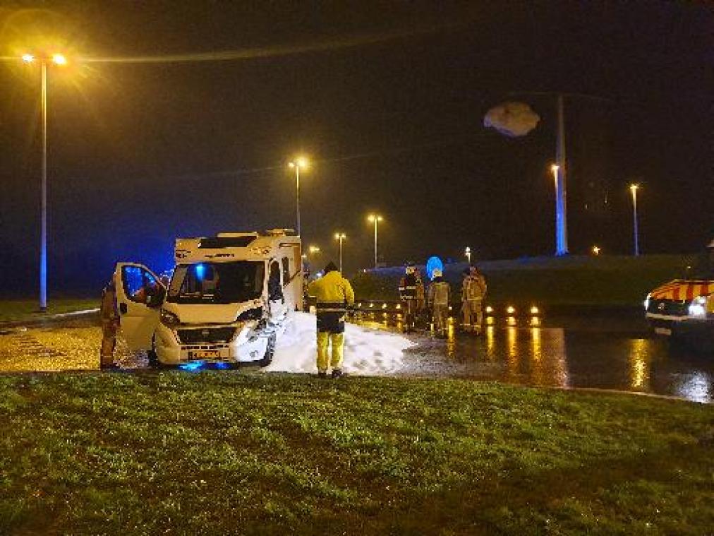 Mobilhome botst tijdens politieachtervolging in Maasmechelen achter op bulktransport