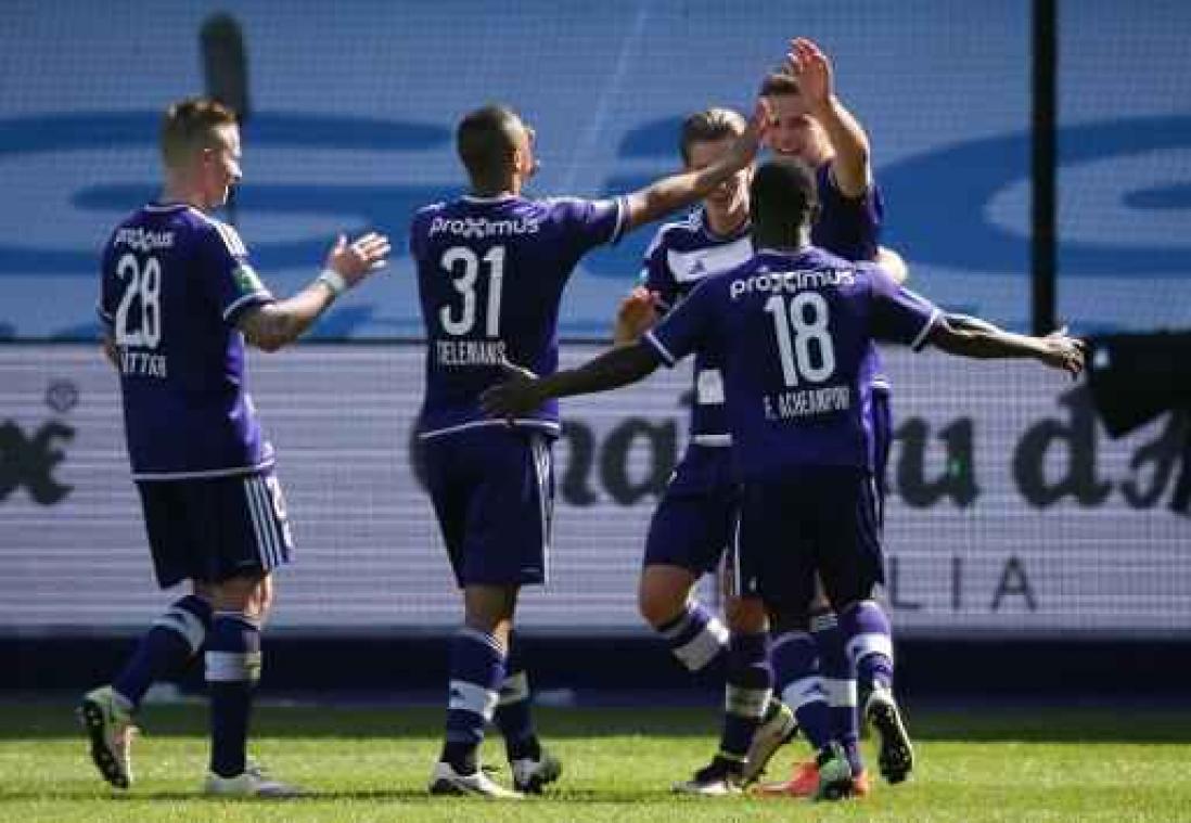Anderlecht pakt belangrijke zege tegen AA Gent en houdt titelkansen gaaf