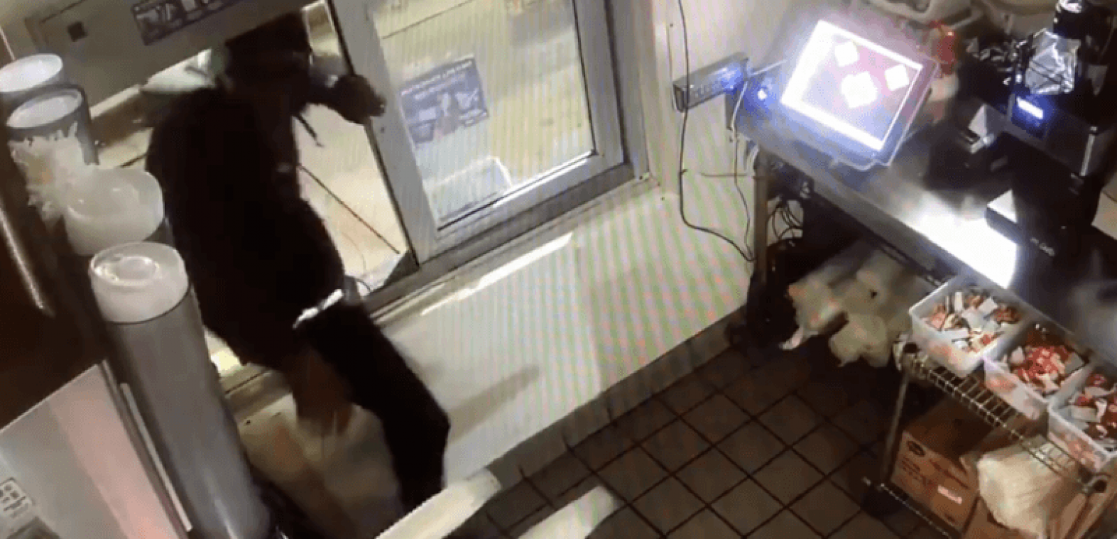 BIZAR. Hongerige inbreker breekt in in fastfoodrestaurant, bakt er snacks en valt in slaap