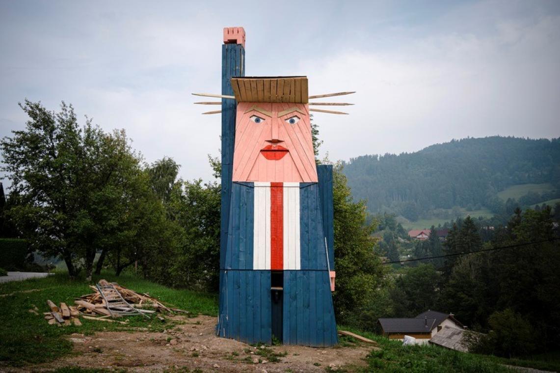 Houten standbeeld van Trump in Slovenië gaat in vlammen op