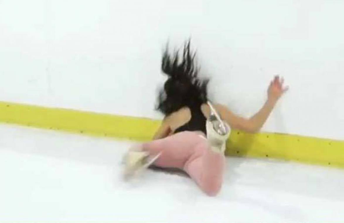 VIDEO. 'Dancing on Ice'-winnares maakt lelijke val: "Ik dacht dat mijn gezicht gebroken was"