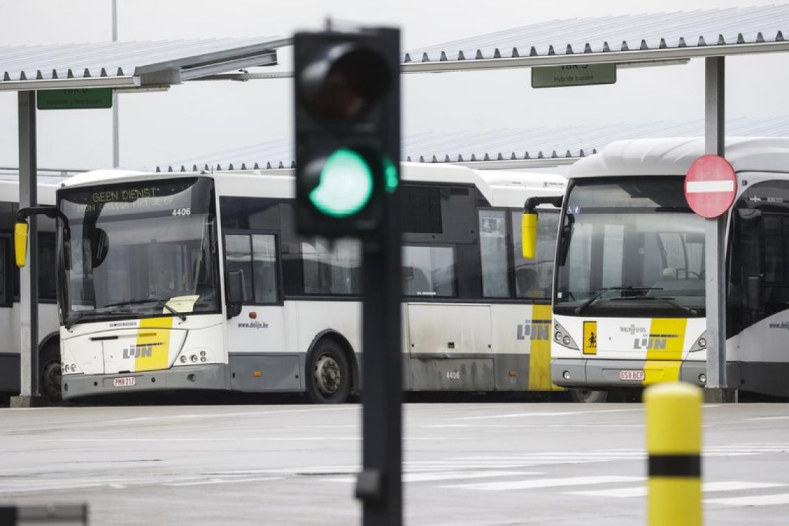 Buschauffeur krijgt messteken van reiziger, zet traject verder