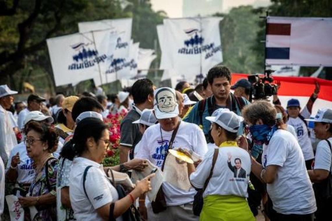 Duizenden demonstranten eisen in Thailand meer democratie