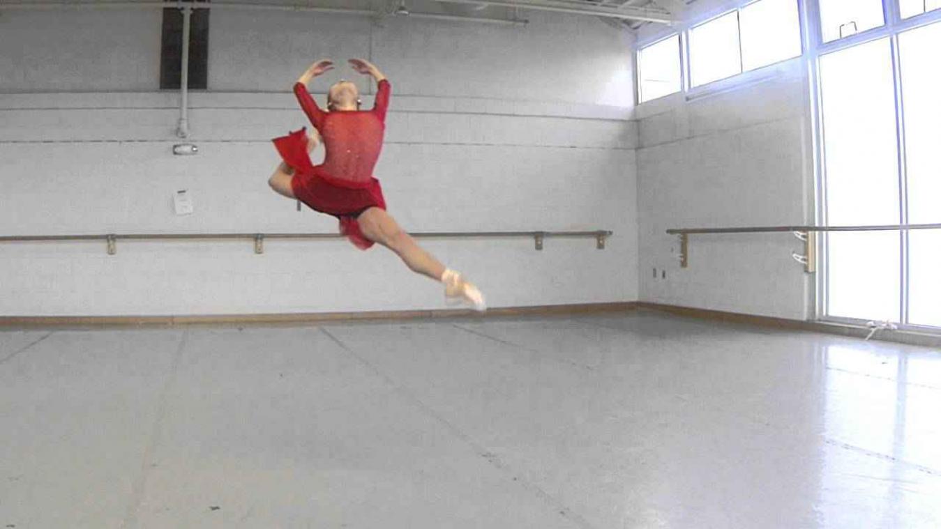 Balletdansers tonen meest ingewikkelde sprongen in slowmotion