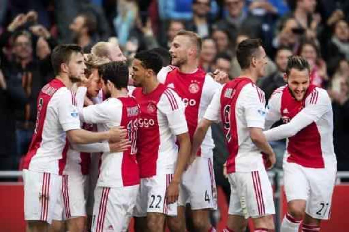 Belgen in het buitenland - Ajax houdt PSV af, Marvin Peersman degradeert met Cambuur
