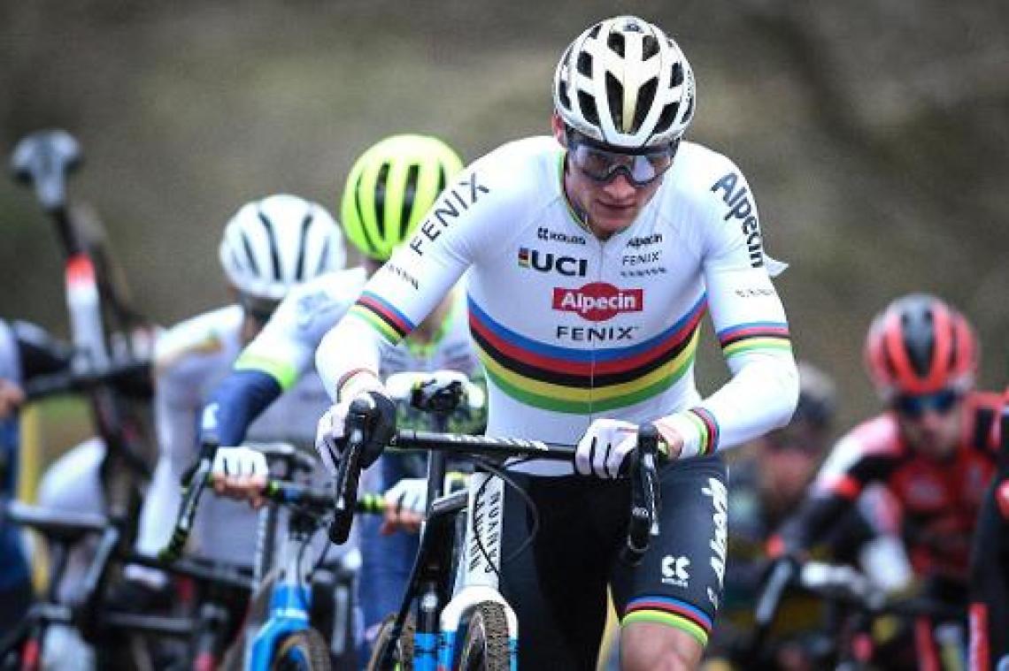 Mathieu van der Poel is voor het vijfde jaar op rij de Belgen te snel af in Otegem