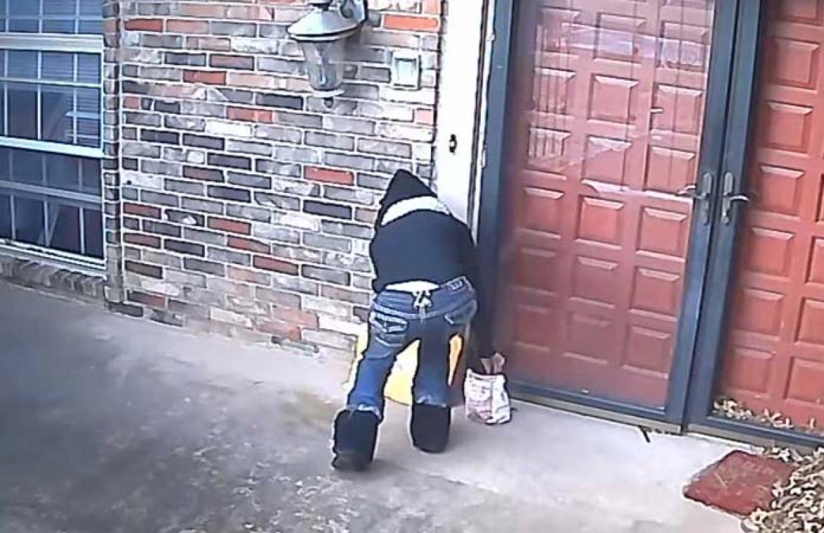 VIDEO. Pakjesdievegge op heterdaad betrapt dankzij beveiligingscamera
