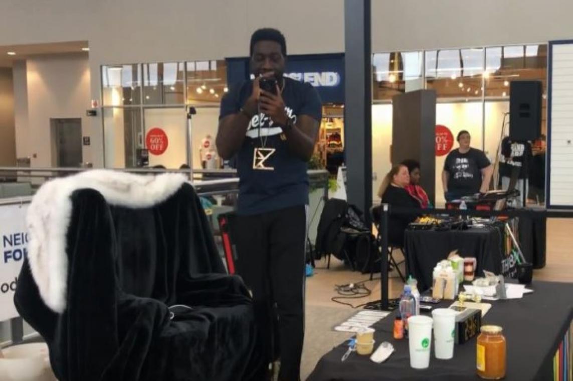 BIZAR. Rapper freestylet 31 uur (!) aan één stuk tijdens recordpoging