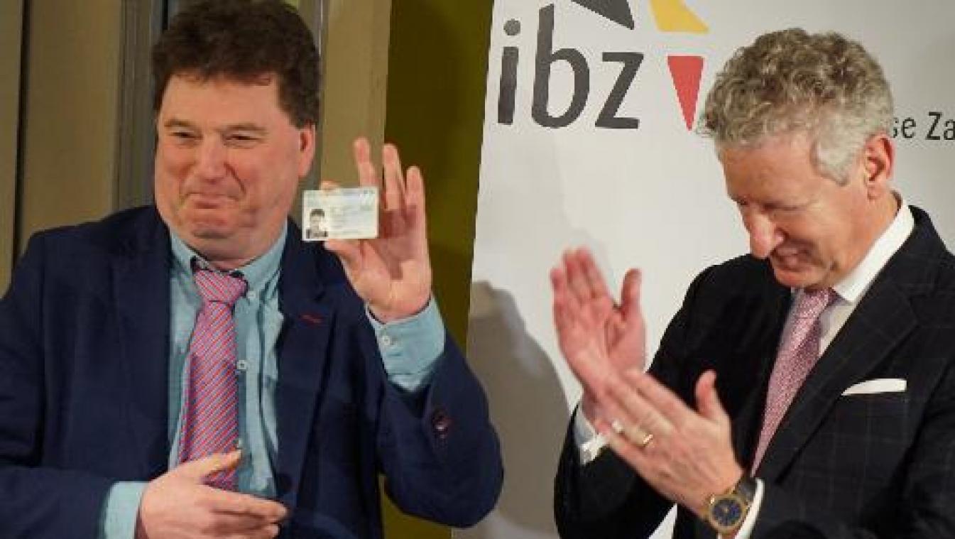 Minister De Crem reikt eerste eID met vingerafdrukken uit