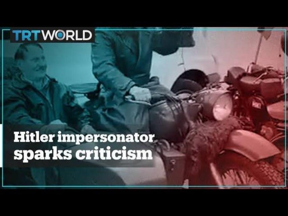 VIDEO. Man paradeert als Adolf Hitler in zijspan op motorfestival