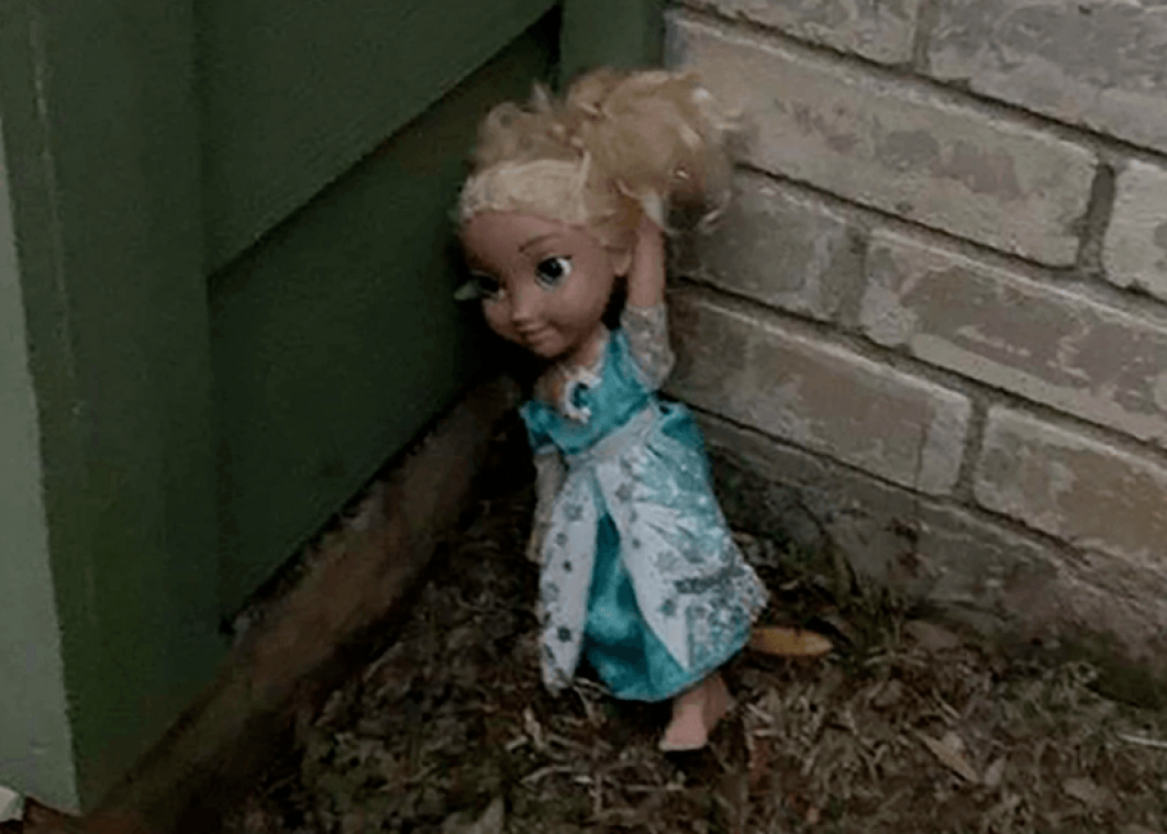 BIZAR. Bezeten Frozen-pop wil familie niet "loslaten" en duikt steeds opnieuw op