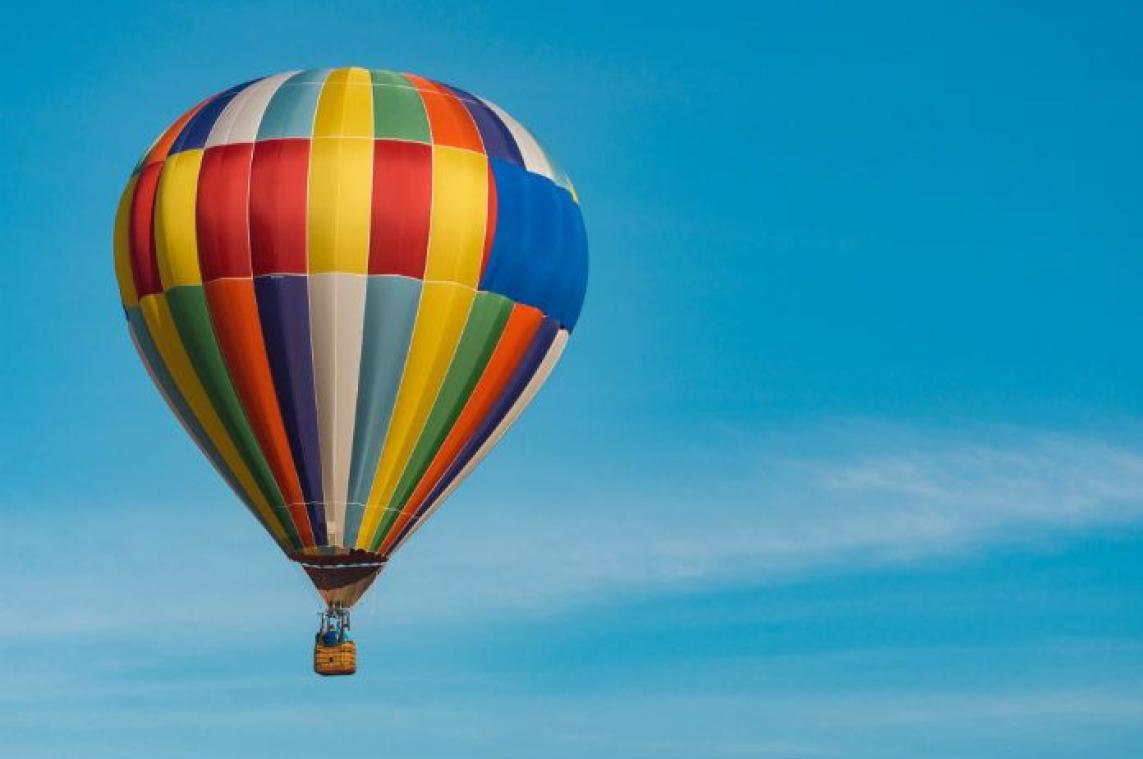 BIZAR. Heteluchtballon moet HIER een noodlanding maken