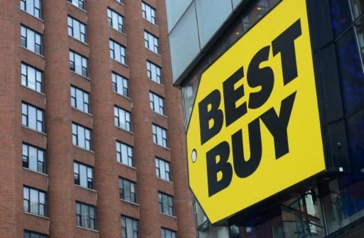 "Best Buy start onderzoek naar topvrouw om relatie"