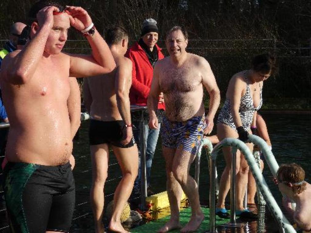 De Wever en 500 andere dapperen wagen zich aan "ijsberen" in Deurne