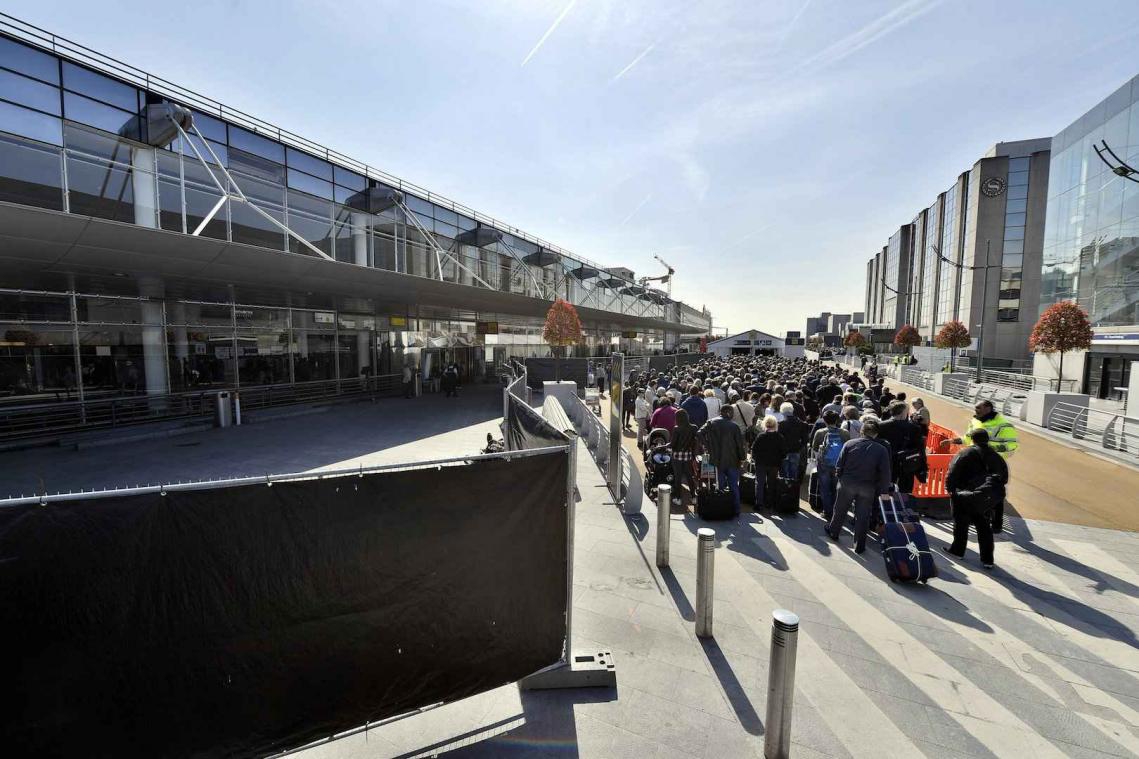 Passagiers missen vlucht door lange wachttijden