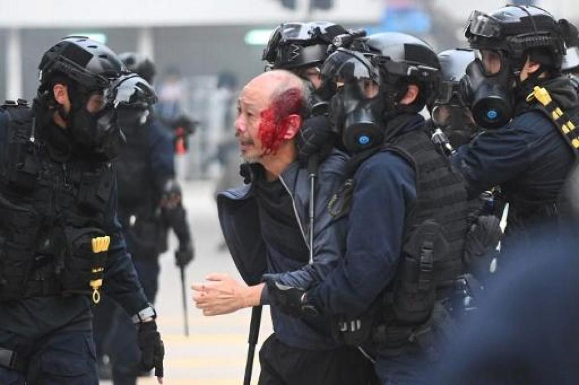 Politie Hongkong gebruikt traangas en rubberen kogels om manifestanten uit elkaar te drijven