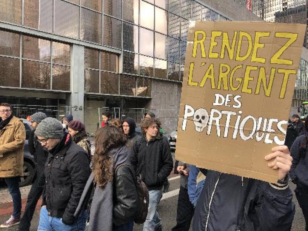 Betogers uiten ongenoegen over stijging van tarieven bij MIVB