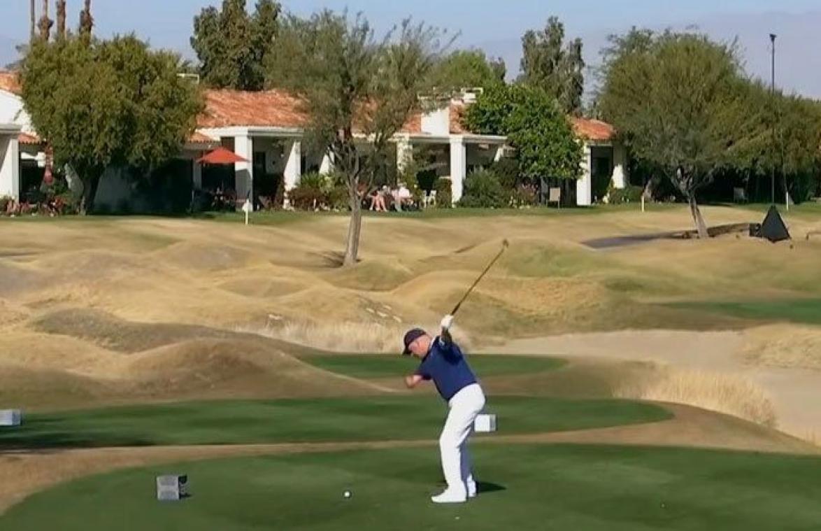 VIDEO. STRAF! Golfer met één arm slaat hole-in-one