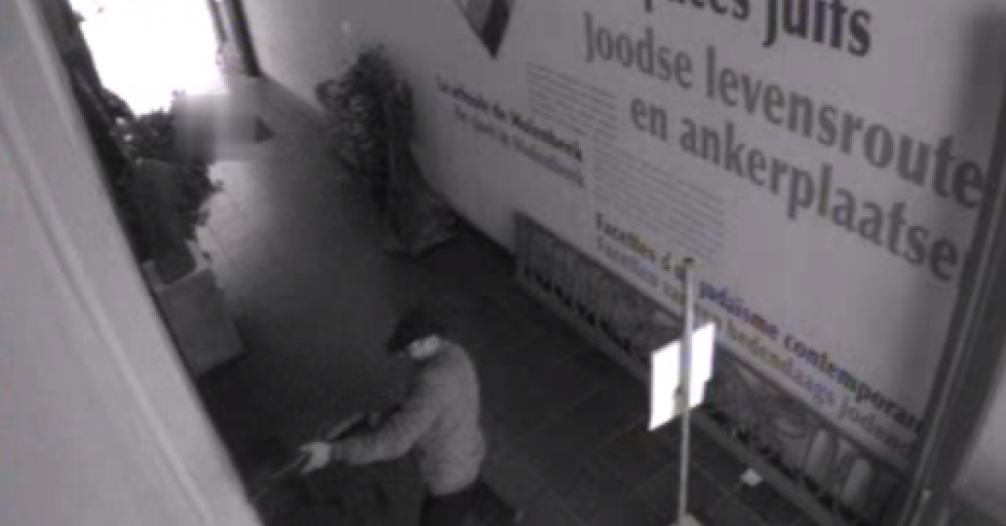 Dit zijn bewegende beelden van  de schutter van de dodelijke aanslag in het centrum van Brussel