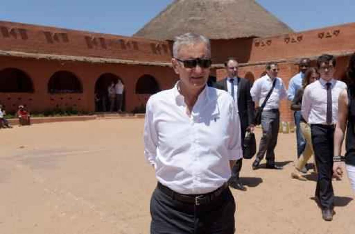 Franse minister "ontzet" over Engelstalige hymne voor Franse supporters