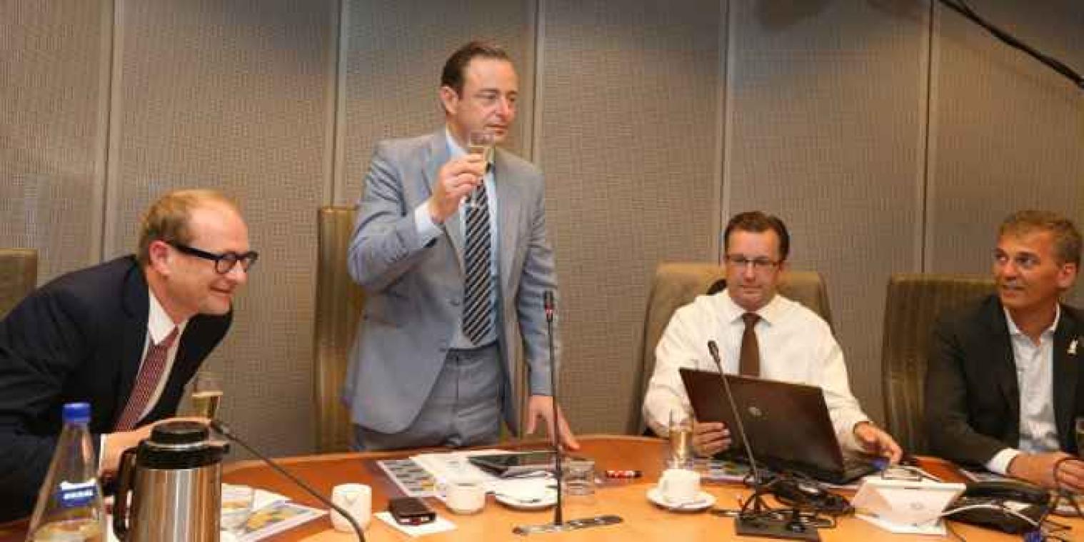 Primeur: Bart De Wever met glas champagne