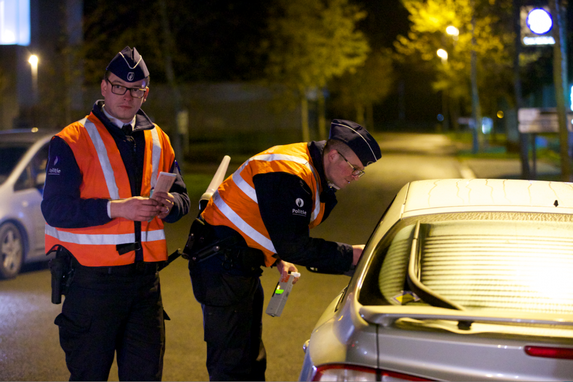 Kwart van Belgen kruipt achter stuur met glaasje te veel op