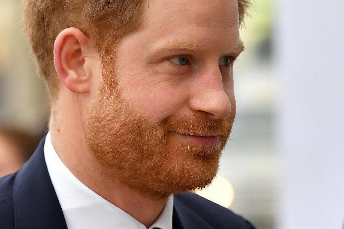 Hilariteit rond DEZE advertentie met dubbelganger van prins Harry: "Heeft hij een job gevonden?"