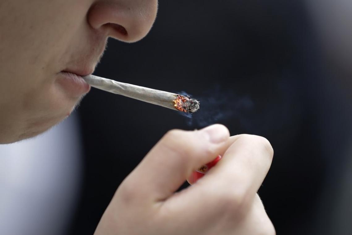 BIZAR. Man steekt doodleuk jointje op terwijl hij terechtstaat wegens cannabisbezit