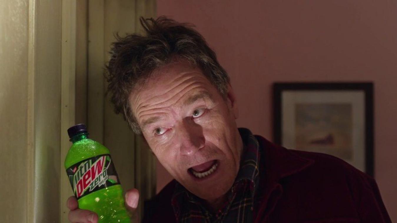 VIDEO. Bryan Cranston parodieert beroemde hakbijlscène uit 'The Shining' in Super Bowl-spot