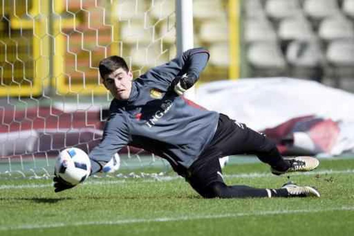 Thibaut Courtois gaat sleutelhangers verkopen voor het goede doel