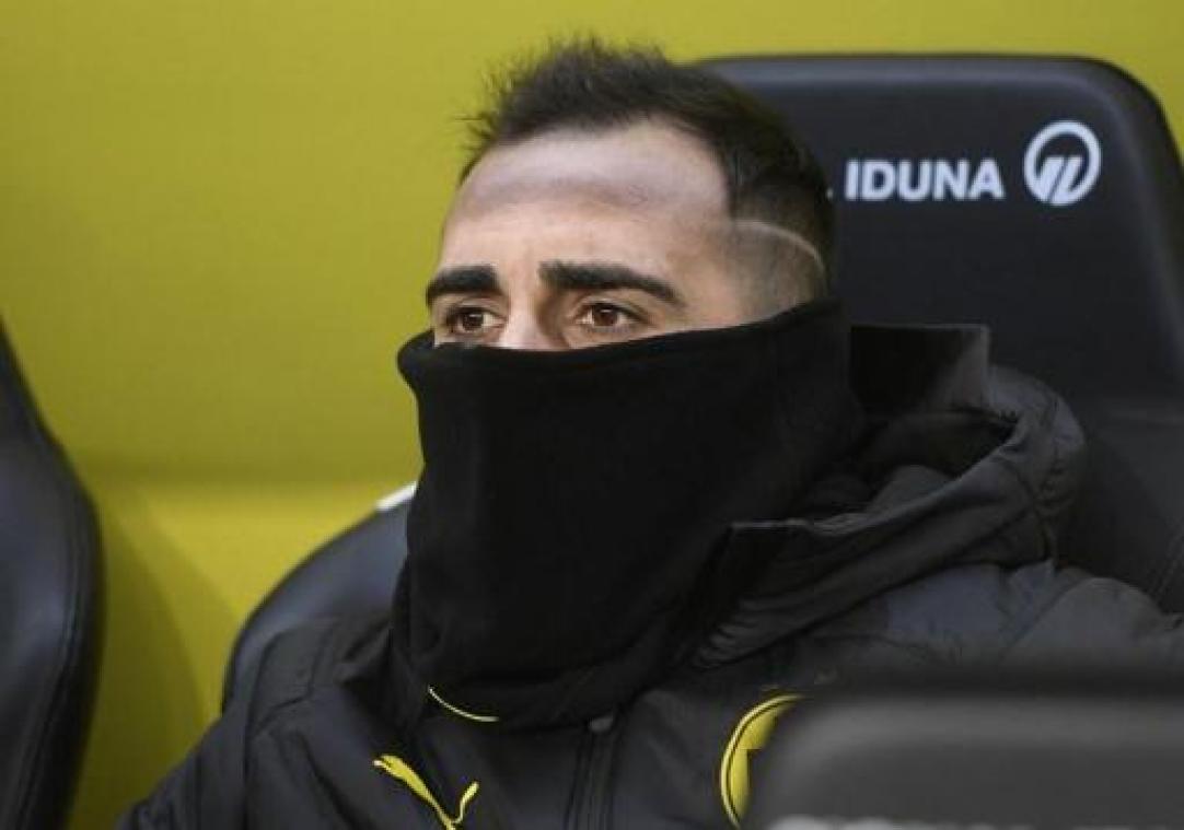 Paco Alcacer op weg naar de uitgang bij Borussia Dortmund