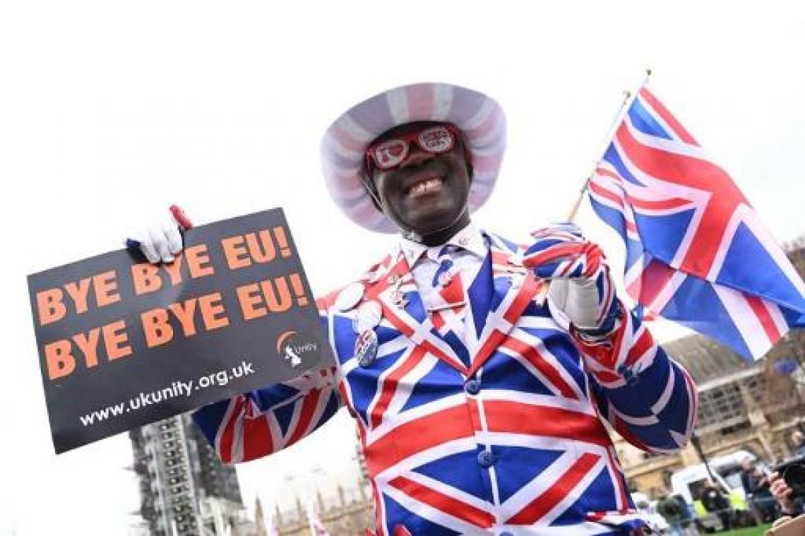 Eurokritische Britse Europarlementsleden verlaten Brussel onder begeleiding van doedelzak