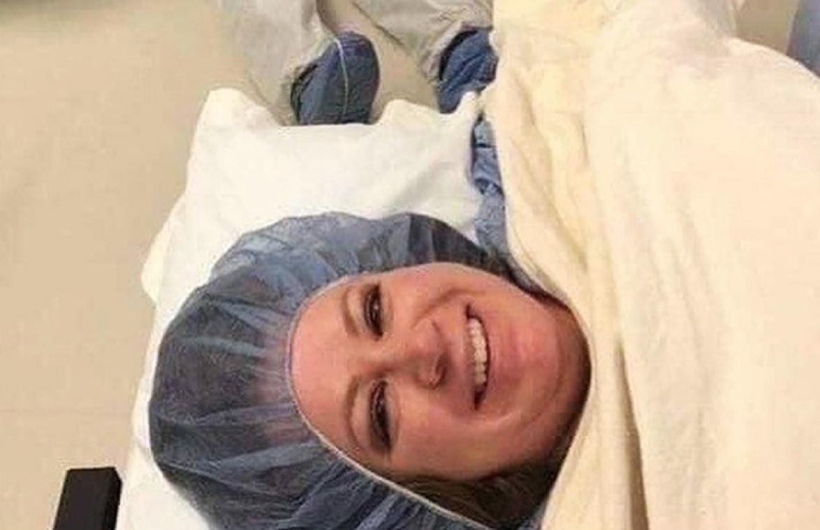 Vrouw maakt hilarische foto van flauwgevallen echtgenoot tijdens bevalling
