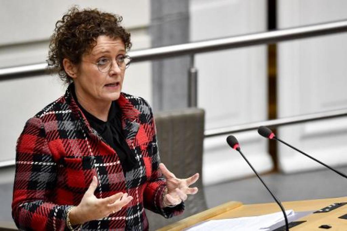 Lydia Peeters plant overleg met andere overheden over transmigranten op snelwegparkings
